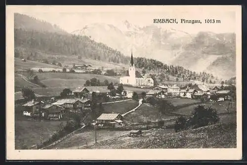 AK Embach / Pinzgau, Teilansicht mit Kirche gegen das Gebirge