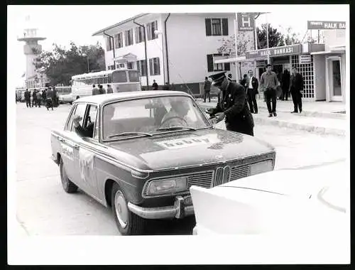 Fotografie Auto BMW, Hobby Testfahrt mit PKW an einem Grenzübergang in der Türkei, Grenzbeamter prüft Ausweispapiere