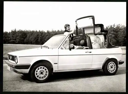 Fotografie Auto Volkswagen VW Golf I Cabrio, hübsche Frauen im Cabriolet, Werkfoto