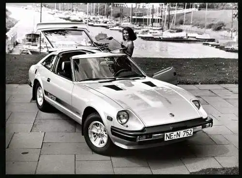 Fotografie Auto Datsun 280 ZX Targa Turbo, hübsche Frau nebst Sportwagen, Werkfoto