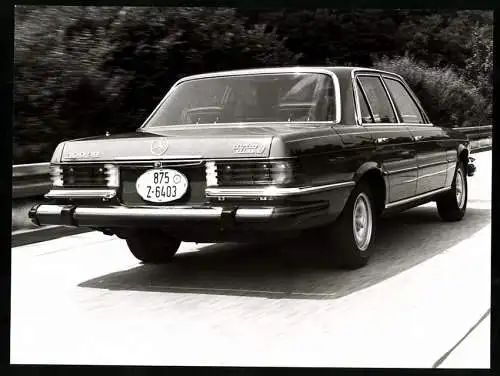 Fotografie Auto Mercedes Benz 300 SD Turbodiesel, Limousine auf der Autobahn