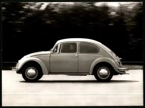 Fotografie Auto Volkswagen VW Käfer auf der Autobahn, Werkfoto