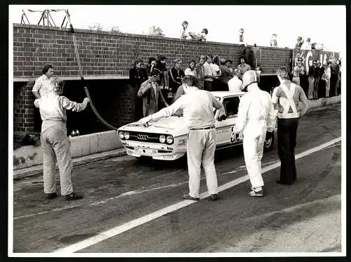 Fotografie Auto Audi F103 Coupe, Rennwagen - Tourenwagen pilotiert von A. Konrad & H.J. Nowak, Boxenstop