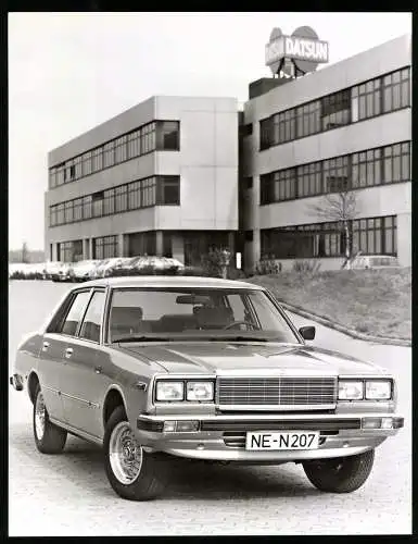 Fotografie Auto Datsun Laurel 2,4, Limousine vor Datsun Niederlassung in Neuss, Werkfoto