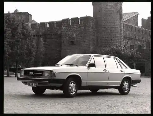 Fotografie Auto Audi 100, Limousine mit Kennzeichen Ingolstadt, Werkfoto