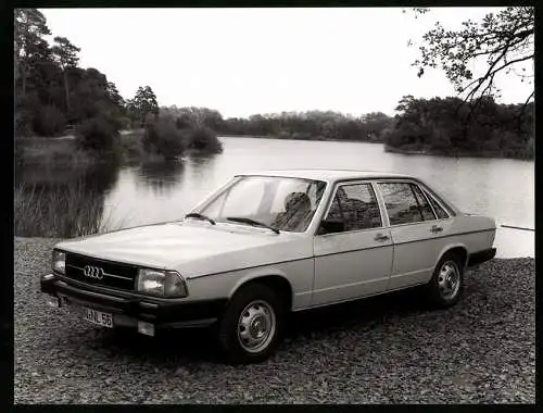 Fotografie Auto Audi 100, Limousine parkt am Seeufer, Werkfoto