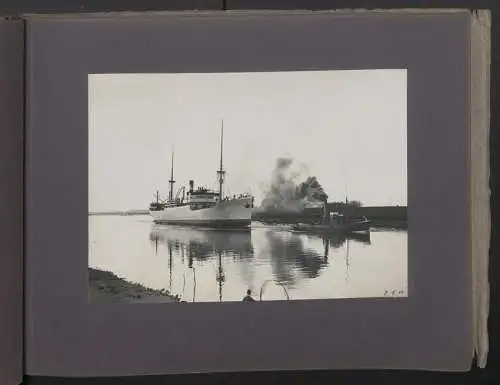 Fotoalbum mit 24 Fotografien, Ansicht Bremen, Actien-Gesellschaft Weser, Bau des Fracht Dampfer Arnfried 1911