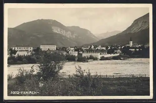 AK Ferlach, Ortsansicht mit Volksschule gegen die Berge