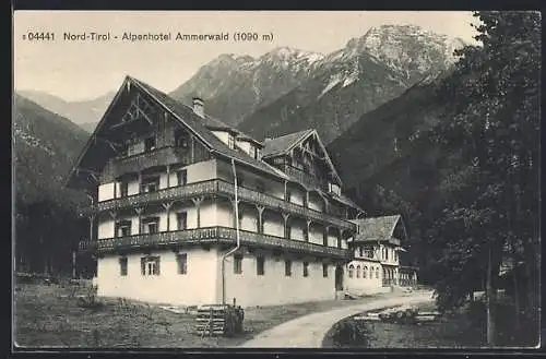 AK Reutte /Nord-Tirol, Alpenhotel Ammerwald gegen die Berge