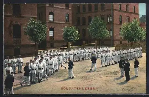 AK Rekruten in Uniform auf dem Kasernenhof