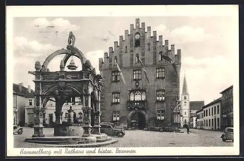 AK Hammelburg, Strassenpartie am Marktplatz, Rathaus und Brunnen