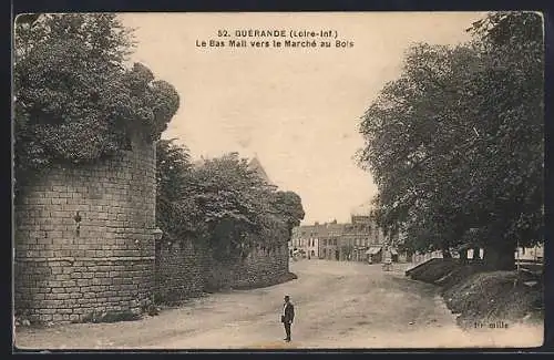 AK Guérande /Loire-Inf., Le Bas Mall vers le Marché au Bois