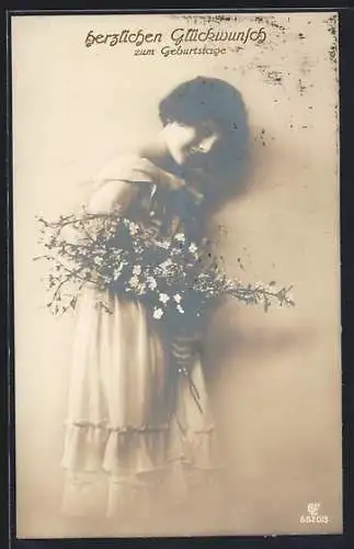Foto-AK GL Co Nr. 6520 /3: Mädchen mit einem Strauss Blumen, Geburtstagskarte