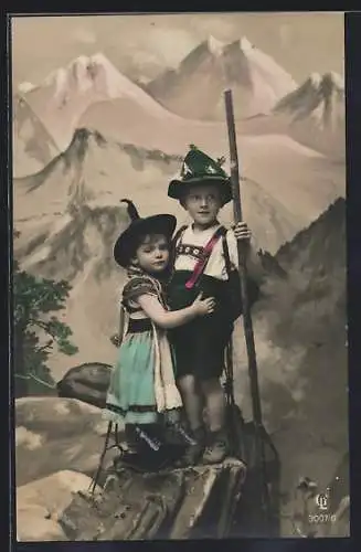 Foto-AK GL Co Nr. 3007 /6: Knabe in Lederhosen mit Trachtenhut und Wanderstab und seiner kleinen Schwester im Arm