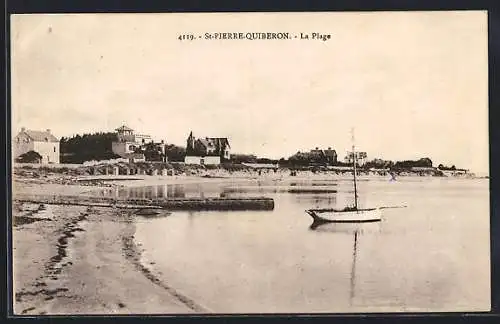 AK Saint-Pierre-Quiberon, La plage avec un bateau à voile