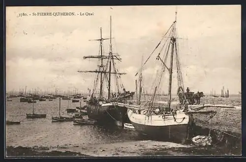 AK Saint-Pierre-Quiberon, Le Quai avec bateaux amarrés et vue sur la mer