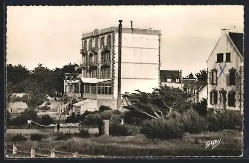 AK Quiberon, L`Hôtel des Deux Mers et les environs verdoyants