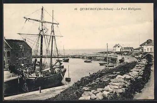 AK Quiberon, Le Port Haliguen avec voilier amarré et vue sur la mer