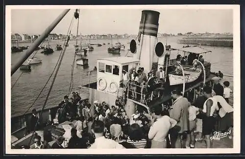 AK Quiberon, Embarquement à Port-Maria pour Belle-Île avec vue sur les bateaux et passagers à bord