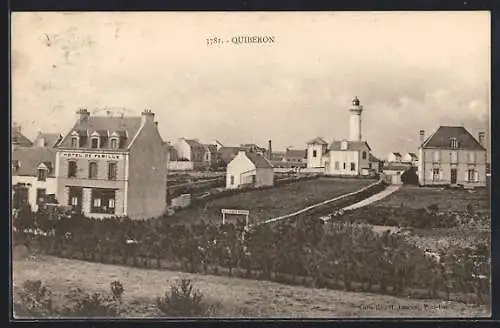 AK Quiberon, Vue du village avec le phare et l`hôtel de famille