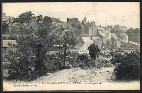 AK La Roche-Bernard, Vue générale du village et des toits en arrière-plan