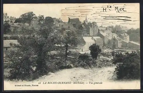 AK La Roche-Bernard, Vue générale du village et des bâtiments environnants