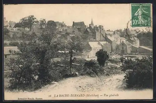 AK La Roche-Bernard, Vue générale du village et des environs verdoyants