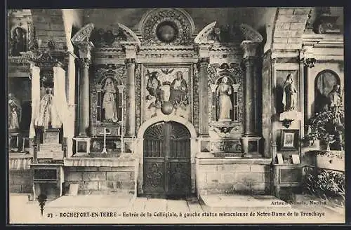 AK Rochefort-en-Terre, Entrée de la Collégiale et statue miraculeuse de Notre-Dame de la Tronchaye