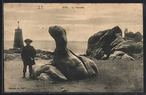 AK Étel, La Tourelle avec rochers et homme sur la plage