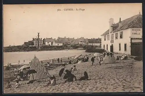 AK Gavres, La Plage avec des tentes rayées et une pension de famille en bord de mer