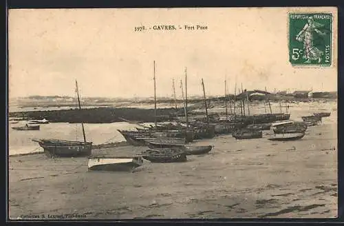 AK Gavres, Port Puce avec bateaux échoués sur la plage