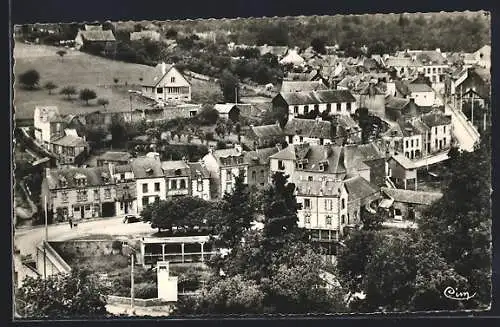 AK La Gacilly, Vue panoramique du village et des maisons pittoresques