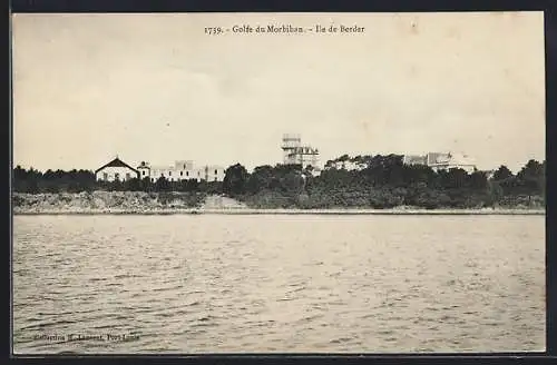 AK Berder, Vue sur les bâtiments depuis le Golfe du Morbihan