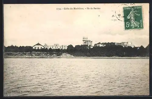 AK Île de Berder, Vue sur les bâtiments de l`île depuis la mer