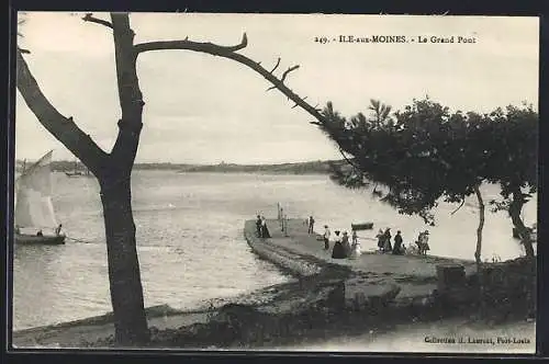 AK Ile-aux-Moines, Le Grand Pont et vue sur la mer avec voilier