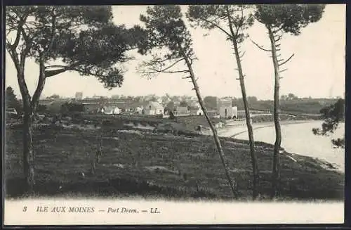 AK Ile-aux-Moines, Vue sur le village et la côte depuis les arbres