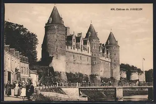 AK Josselin, Vue du Château et de la rivière avec passants