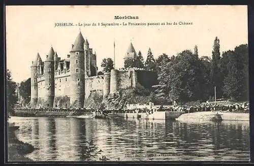 AK Josselin, La procession passant au bas du Château le jour du 8 Septembre