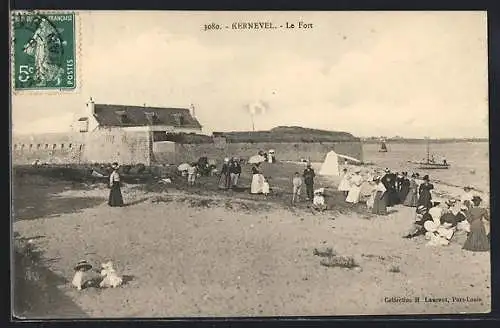 AK Kernevel, Le Fort et les promeneurs sur la plage