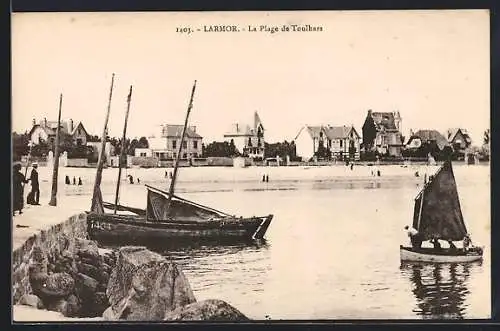 AK Larmor, La Plage de Toulhars avec bateaux et maisons en arrière-plan