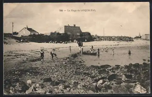 AK Loqueltas, La plage animée avec baigneurs et maisons en arrière-plan