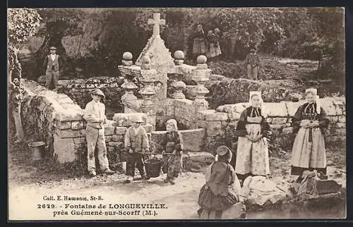 AK Longueville, Fontaine près Guémené-sur-Scorff avec habitants en costume traditionnel