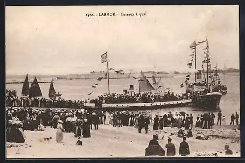 AK Larmor, Bateaux à quai et foule sur la plage