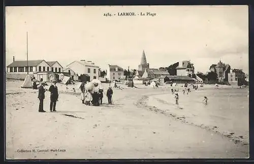 AK Larmor, La Plage animée avec baigneurs et cabines de plage