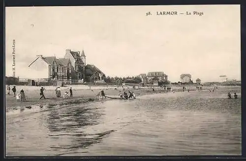 AK Larmor, La Plage et les promeneurs sur le rivage