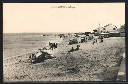 AK Larmor, La Plage animée avec cabines et promeneurs sur le sable