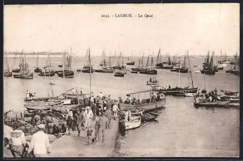 AK Larmor, Le Quai avec bateaux et foule animée