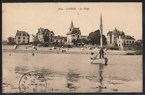 AK Larmor, La Plage avec voiliers et baigneurs en bord de mer