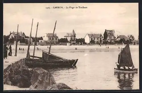 AK Larmor, La Plage de Toulhars avec bateaux et maisons en arrière-plan