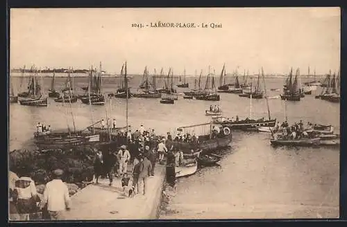 AK Larmor-Plage, Le Quai avec voiliers et foule sur le quai